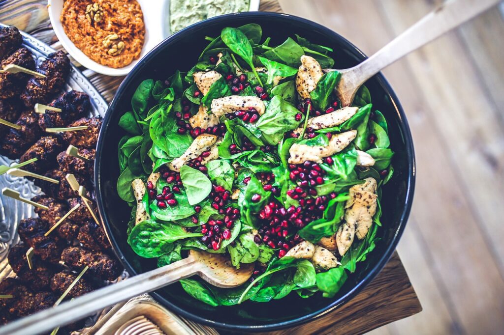 anti-inflammatory food rich in vitamin C"spinach, chicken, nature, pomegranate, salad, green, leaves, leaf, fruit, fit, health, healthy, kitchen, food, lunch, balanced, taste, tasty